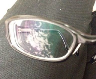 コラム:レンズ】～眼鏡レンズの傷、コート剥がれ～ただ身に付けている 